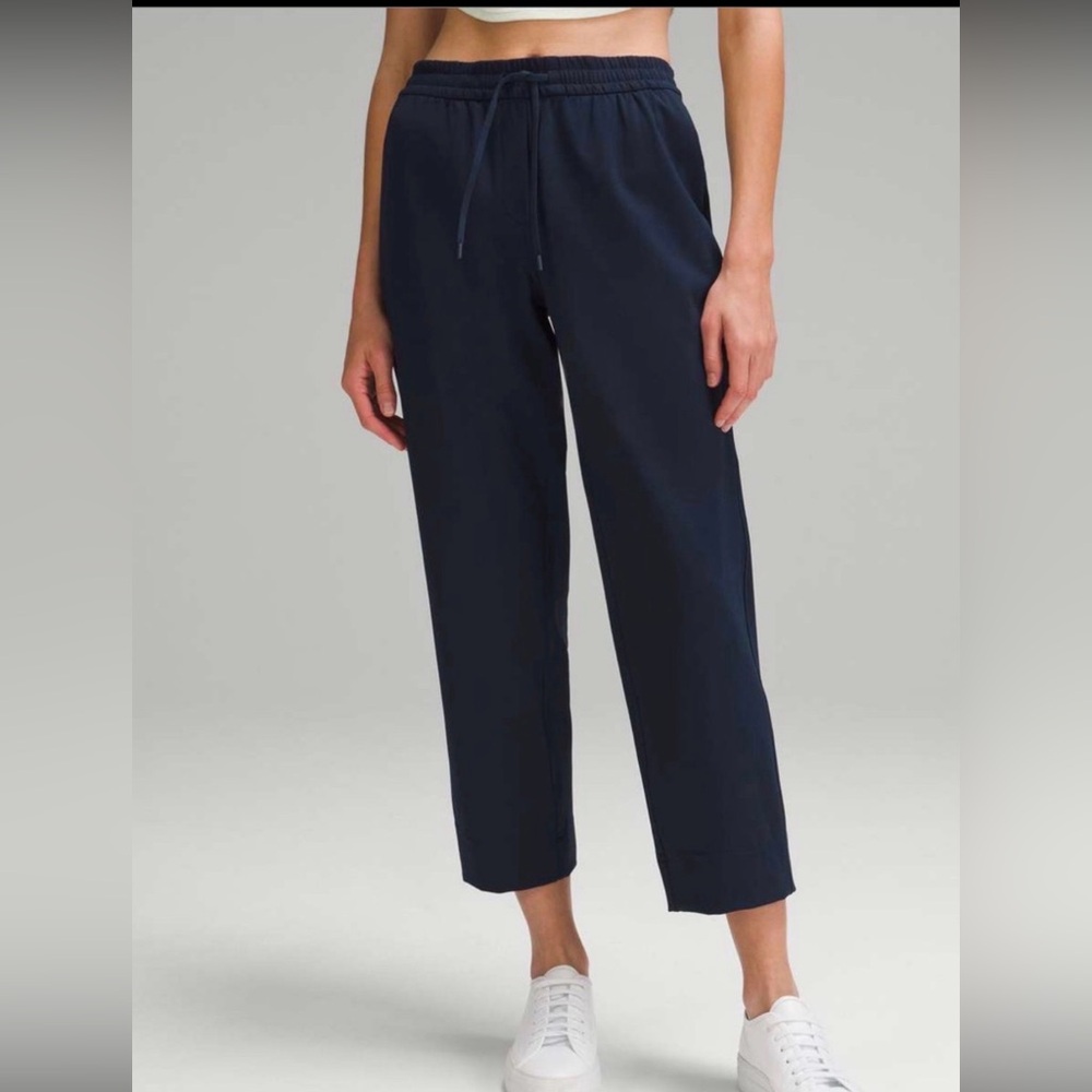 Lululemon Tapered-Leg Mid-Rise Crop 25" *Luxtreme True Navy size M